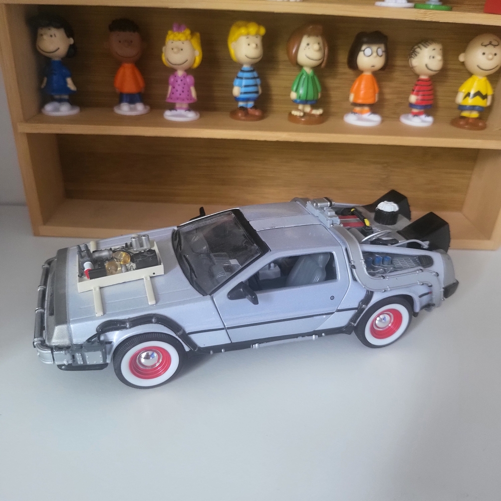 DMC Delorean - Back To The Future 1 •.2 • 3